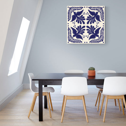 Diseño de palomas y flores en estilo de azulejo azul y blanco