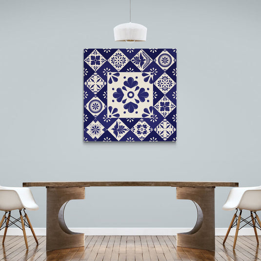 Mosaico de talavera con flor central y patrones azules y blancos