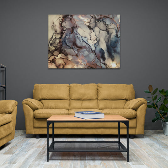 Pintura abstracta en tonos terrosos y azulados con efectos fluidos y detalles dorados.