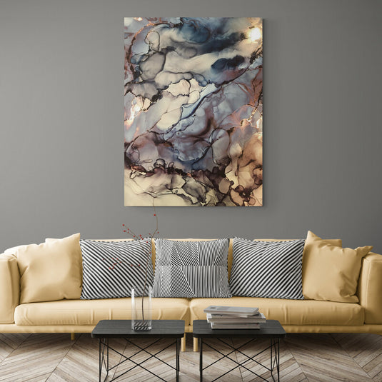 Arte abstracto con texturas reminiscentes de formaciones minerales y acuáticas en tonos azules y marrones con detalles dorados