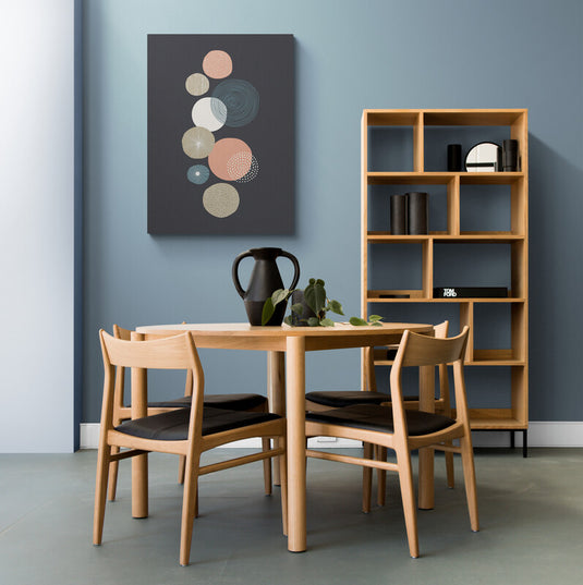 Cuadro decorativo con fondo negro mate destacando círculos en colores salmón, beige, esmeralda y blanco.