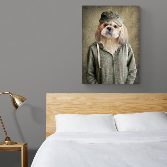 Cuadro de perro con sudadera y gorra en dormitorio moderno