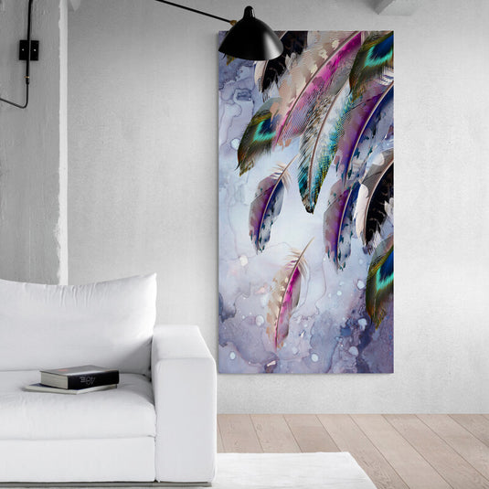 Cuadro decorativo con fondo lila y blanco, destacando plumas estilo pavo real en tonos lilas, verdes y cremas.