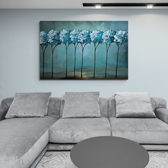 Arte_decorativo_con_fondo_turquesa_y_arboles_de_hojas_circulares_en_azul