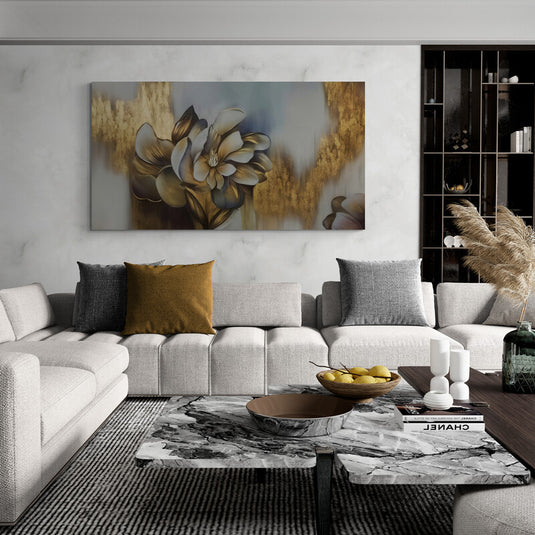 Pintura de una flor estilizada en tonos grises y dorados sobre fondo texturizado