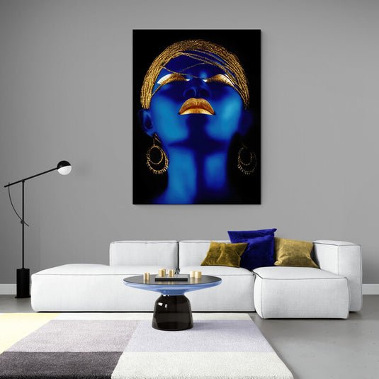 Cuadro decorativo: Mujer africana con cabello dorado, aretes grandes y piel azul en fondo negro