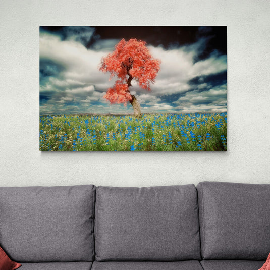 Cuadro_decorativo_campestre_con_campo_verde_y_flores_azules_arbol_salmón_naranja_y_cielo_nublado