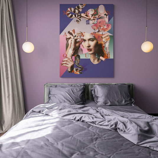 Cuadro minimalista de mujer con labios rojos en tonos morados, rosas y verdes turquesas con serpientes entrelazadas