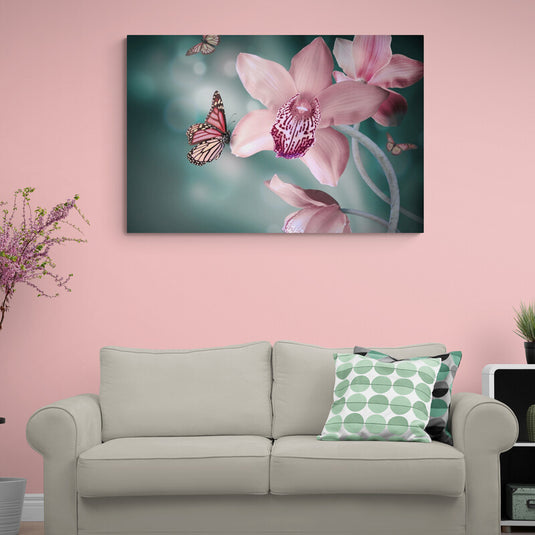 Mariposas monarca y orquídeas rosadas en fondo verde etéreo