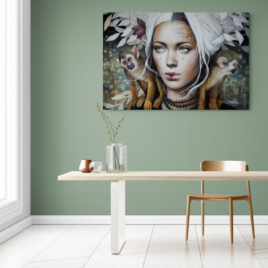 Retrato de mujer con cabello blanco y dos monos en los hombros