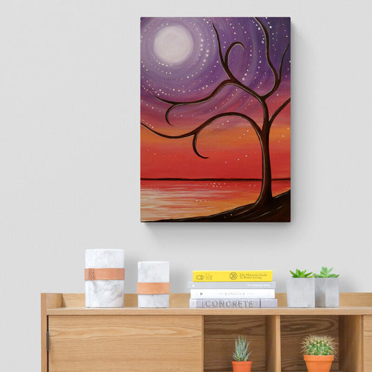 Cuadro_decorativo_fondo_rosado_rojo_amarillo_árboles_delgados_hojas_amarillas_rojas