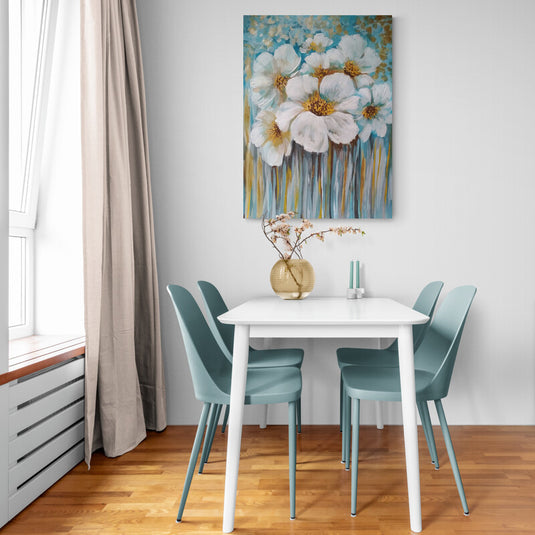 Ramo de margaritas blancas en fondo azul y dorado