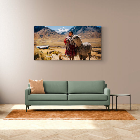 Niño andino con alpaca en paisaje montañoso