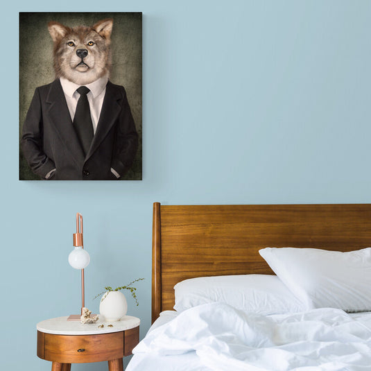 Cuadro de lobo vestido de ejecutivo en un dormitorio moderno