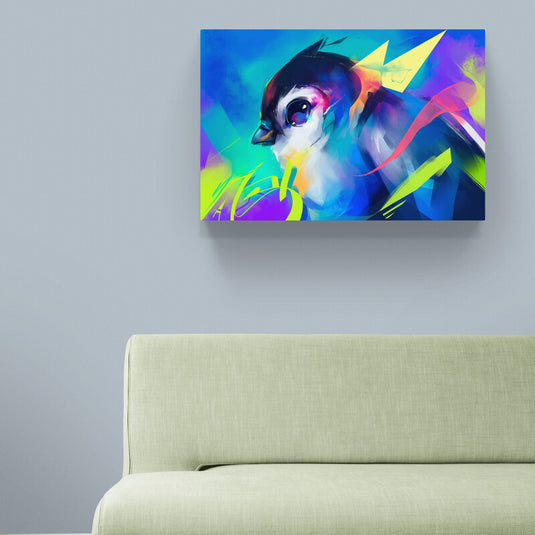 Pajarito con ojos brillantes y pico pequeño sobre fondo de colores neones en azul, fucsia, morado, amarillo y turquesa.