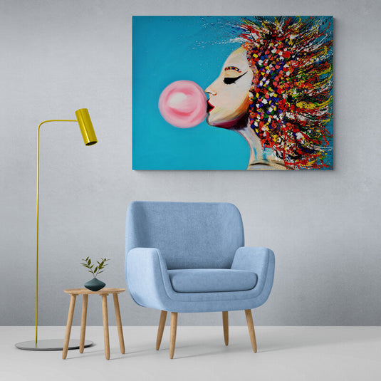 Retrato pop art de mujer con cabello colorido y burbuja de chicle rosa sobre fondo azul.