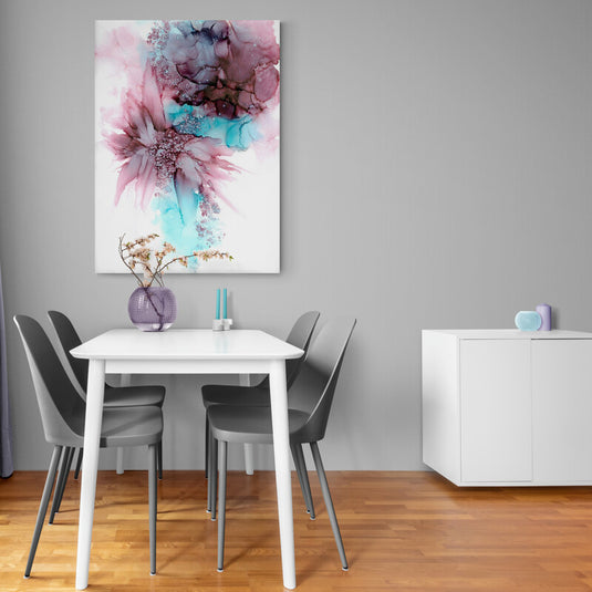 Flor estilizada en tonos rosados y azules con textura cristalina central en técnica de acuarela y tinta