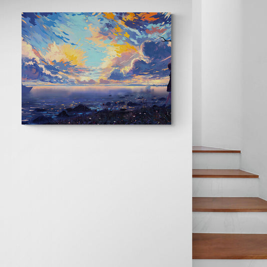 Paisaje de atardecer costero con cielo colorido y reflejos sobre el mar decorando una pared junto a una escalera.