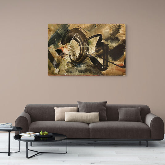 Pintura abstracta con pinceladas dinámicas en negro y salpicaduras de color sobre fondo terroso