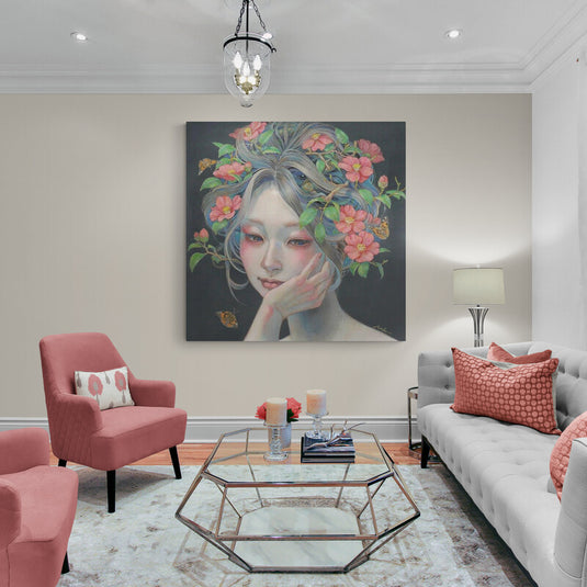 Mujer con flores y mariposas