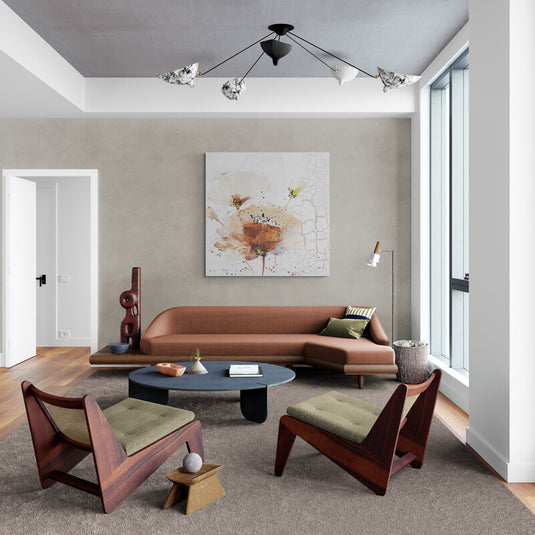 Flor beige sobre fondo claro