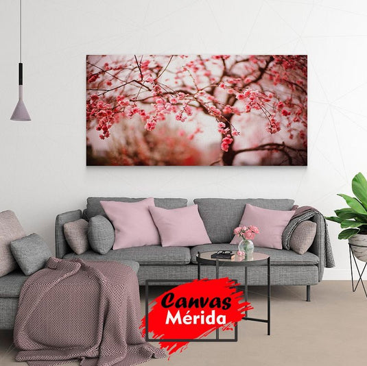 Cuadro decorativo de árbol desenfocado resaltando hojas rojas en primer plano