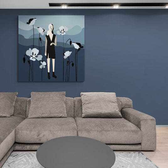 Mujer con flores monocromáticas