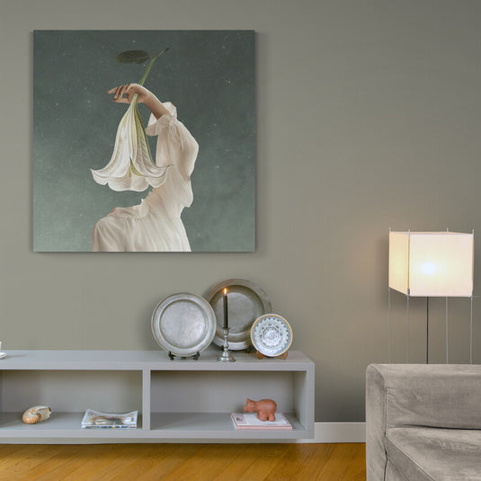 Mujer sin rostro con flor blanca