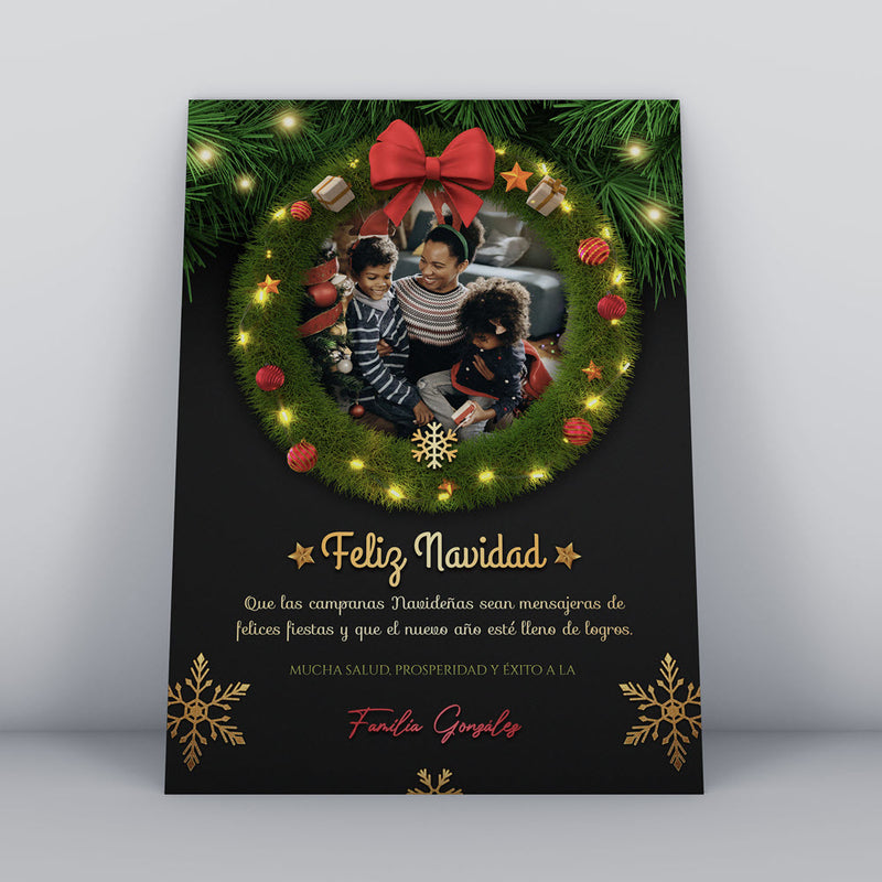 Familia celebrando en guirnalda luminosa con fondo oscuro, tipografía dorada y mensaje tradicional de Feliz Navidad