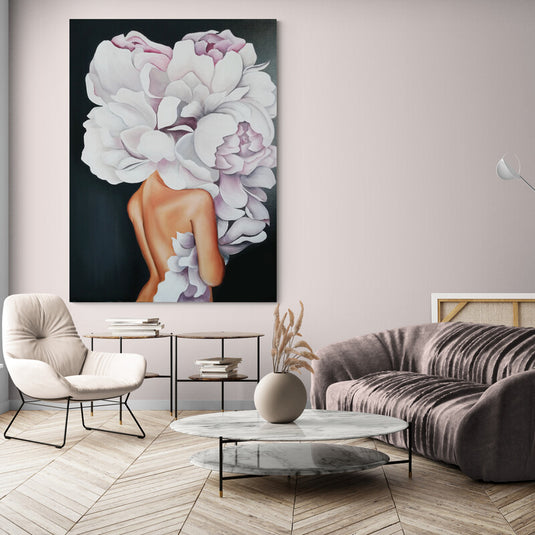 Figura femenina abstracta con cabeza de peonías en tonos suaves sobre fondo oscuro