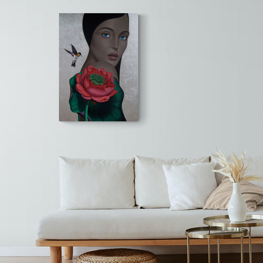 Cuadro decorativo con mujer de rostro hermoso y cabello negro, flor roja opaca en hombro y colibrí en fondo gris