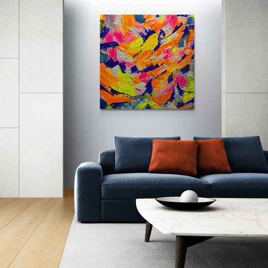Cuadro abstracto con pinceladas texturizadas en colores neón como rosa, naranja y amarillo