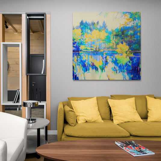 Cuadro Decorativo Abstracto con Lago Reflejando Árboles en Tonos Amarillos, Azules y Toques Verdes