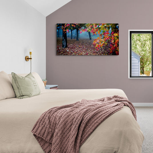 Cuadro_Decorativo_Bosque_Troncos_Altos_Hojas_Verde_Rosa_Naranja_Amarillo_Suelo_Hojas_Cubiertas_Neblina_Sutil