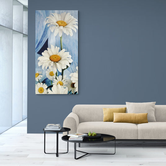 Margaritas blancas sobre fondo azul