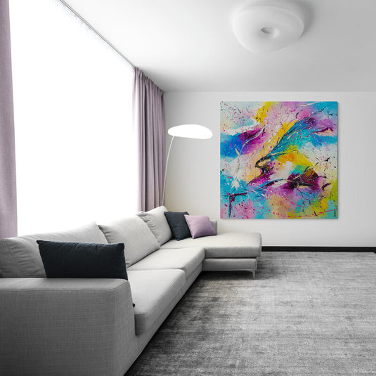 Cuadro abstracto con colores vivos y líneas dinámicas en un diseño expresivo.