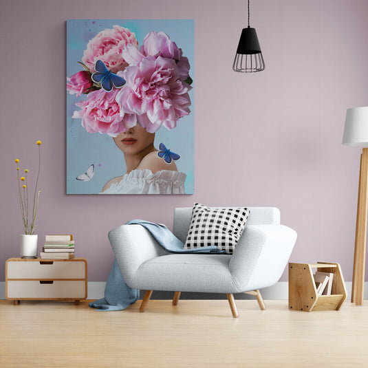Mujer en blusa blanca oculta tras flores rosas con mariposas azules y blanca sobre fondo azul