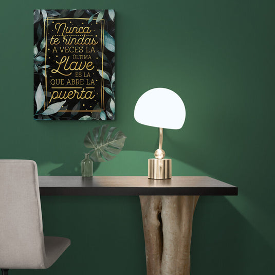 Cuadro decorativo con frase motivacional en español "Nunca te rindas, a veces la última llave es la que abre la puerta", tipografía dorada sobre fondo oscuro con hojas verdes, ideal para oficina o decoración inspiradora del hogar.