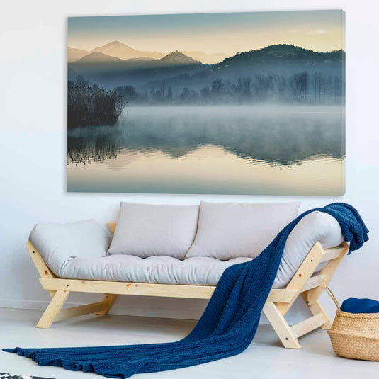 Fotografía paisajística de un lago con niebla al amanecer