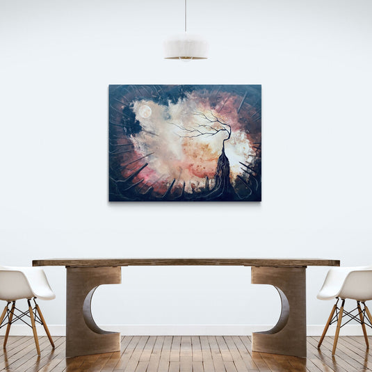 Obra surrealista de un árbol solitario bajo la luna, con tonos cálidos y oscuros.