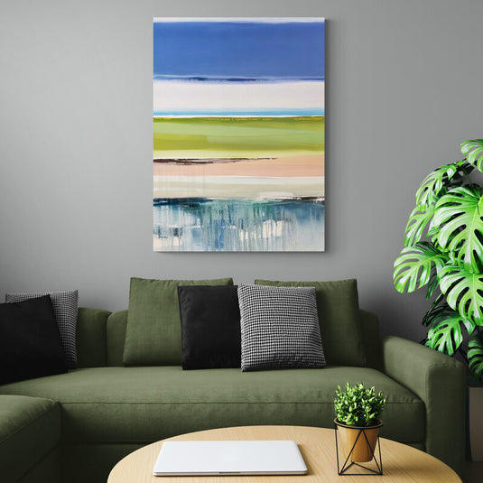 Pintura abstracta con franjas horizontales en tonos azules, verdes y beige, evocando un paisaje natural sereno y moderno. Decoración minimalista para interiores acogedores.