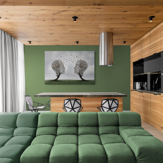 Cuadro Decorativo de Árboles Surrealistas con Raíces en Forma de Rostros y Pájaros en Vuelo sobre Fondo Gris