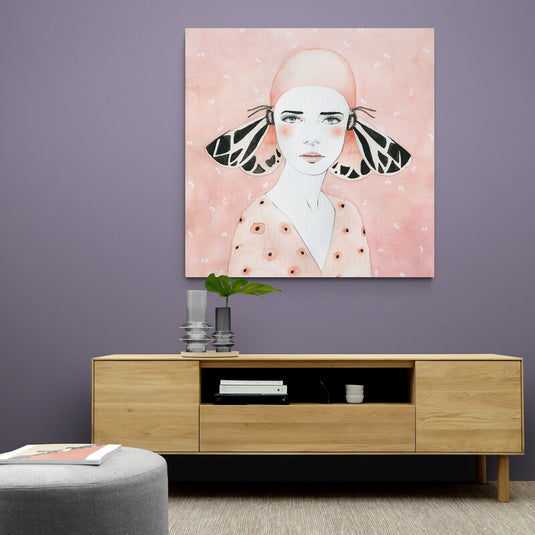 Retrato surrealista de mujer con alas de mariposa en tonos rosados