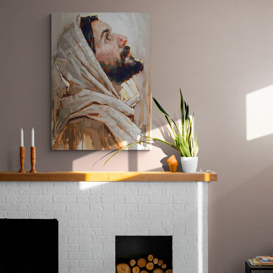 Retrato de Jesús mirando al cielo con manto beige y luz cálida.