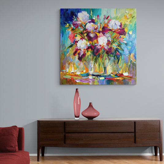 Ramo de flores en jarrón con colores vibrantes