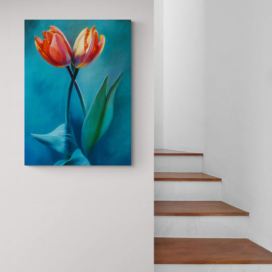 Tulipanes vibrantes sobre fondo azul