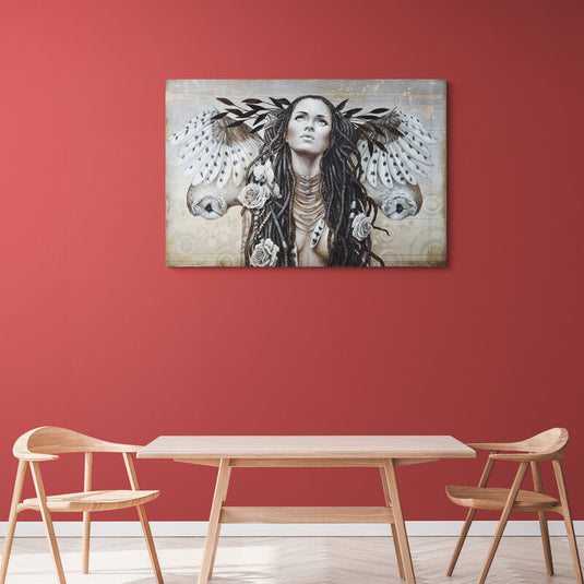 Mujer con rastas y flores blancas en el cabello, adornada con collares y alas de plumas, flanqueada por lechuzas blancas, sobre fondo crema con tonalidades café, negro y blanco.