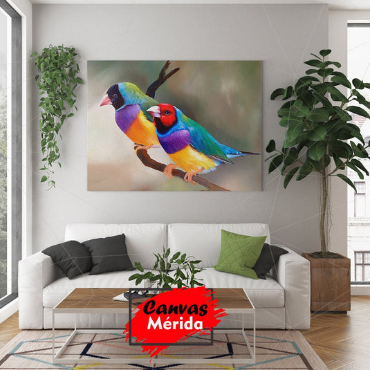 Dos pájaros multicolores en tonos verde, azul, rojo, negro, amarillo y morado sobre fondo verde y crema