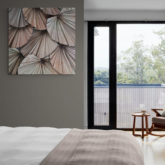 Cuadro decorativo de hojas secas de palma en tonos neutros, arte botánico moderno para recámara o espacio natural.