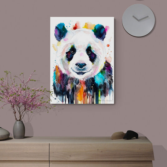 Retrato artístico de panda en técnica de acuarela con colores vibrantes sobre fondo blanco